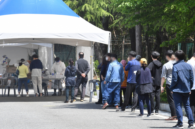 지난 5일 울산시 남구 문수체육관에 마련된 임시 선별검사소에서 시민들이 코로나19 검사를 기다리고 있다. /울산=장지승기자