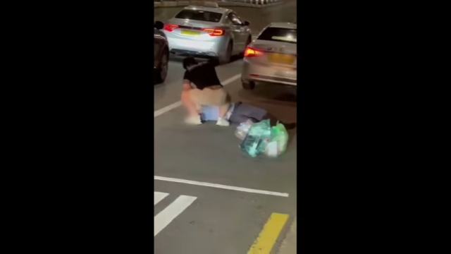 한 20대 남성이 지난 5일 서울 관악구 신림동 난곡터널 부근에서 택시기사를 폭행하고 있다. /유튜브 캡처
