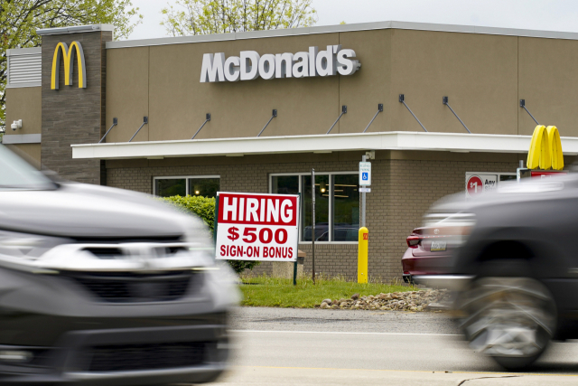 지난 5일(현지시간) 미국 펜실베이니아 버틀러카운티의 한 맥도날드 매장이 채용시 500달러의 보너스를 제공한다는 표지판을 걸어놨다. 구인난이 심각함을 보여주는 장면이다. /AP연합뉴스