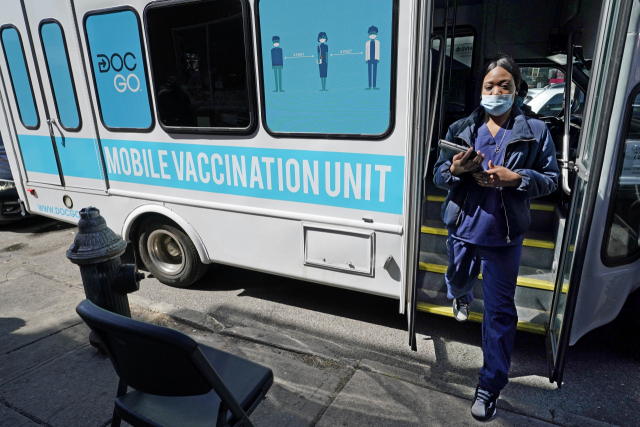 지난 3월 29일 미국 뉴욕 브루클린의 한 거리에 설치된 이동식 백신 접종소에서 한 의료진이 걸어나오고 있다. /AP연합뉴스