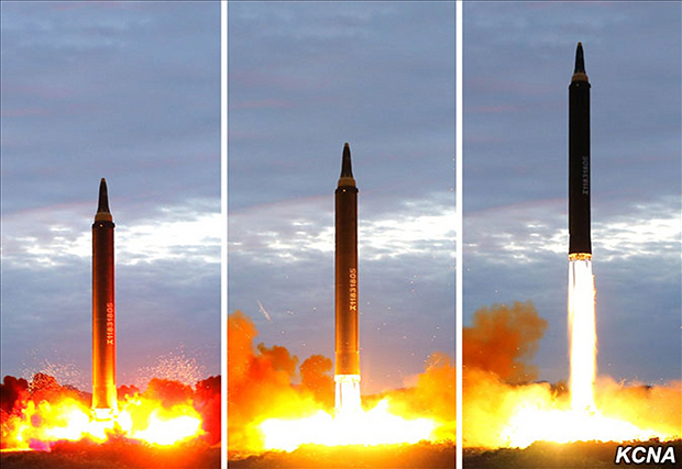 북한의 화성-12형 발사 장면. 최대 사거리 6,500km여서 핵탄두를 탑재해 괌 일대 등까지도 비행할 수 있을 것으로 추정된다. /조선중앙통신·연합뉴스