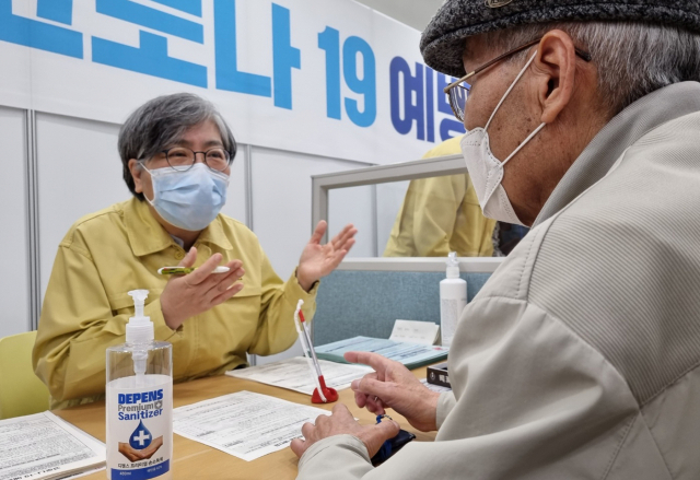 정은경 중앙방역대책본부장(왼쪽)이 8일 세종시 아름동 예방접종센터를 찾아 코로나19 백신 접종 전 문진을 하는 등 자원봉사를 하고 있다. /연합뉴스