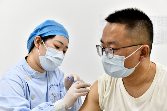 8일 중국 산둥성 지난의 한 병원에서 의료진이 코로나19 백신을 접종하고 있다. /신화연합뉴스
