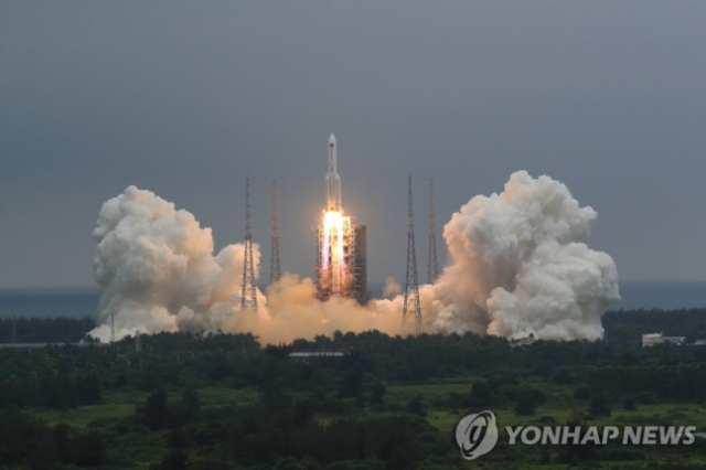 중국이 개발한 독자 우주정거장의 핵심 모듈 '톈허'(天和)를 실은 창정 5B 로켓이 지난달 29일 하이난성 원창기지에서 발사되고 있다./신화연합뉴스