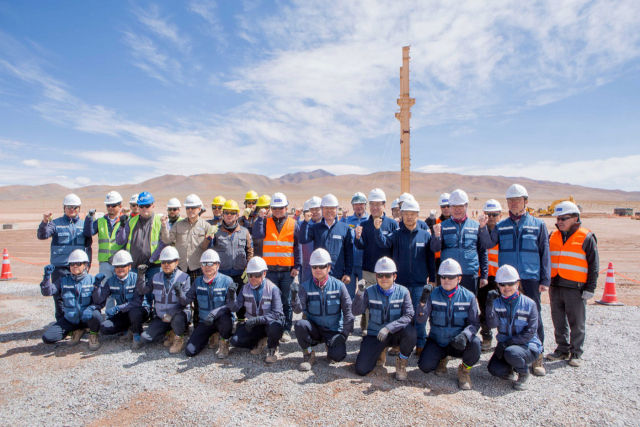 최정우 포스코 회장이 지난 2019년 10월 아르헨티나 리튬 추출 데모플랜트 건설 현장을 방문해 직원들과 파이팅을 외치고 있다. /사진 제공=포스코