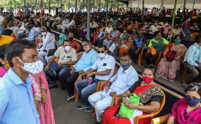 지난달 21일(현지시간) 인도 뭄바이의 한 백신 접종소에 몰려든 시민들이 코로나19 백신을 맞기 위해 기다리고 있다. /EPA연합뉴스