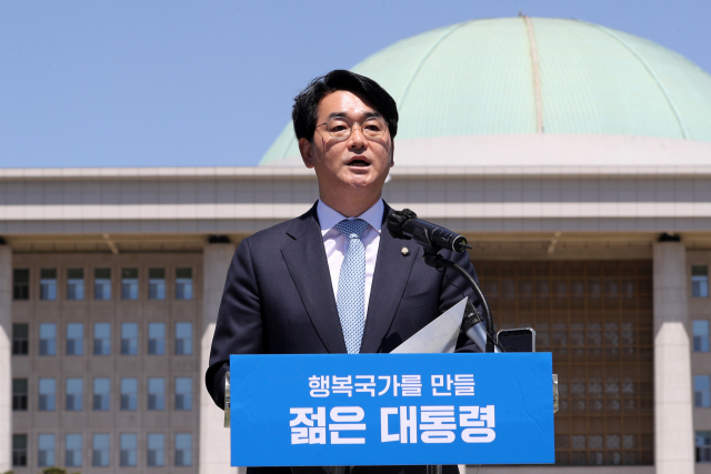 박용진 더불어민주당 의원이 9일 서울 여의도 국회 잔디광장에서 제20대 대통령 선거 출마를 공식적으로 선언하고 있다./권욱기자
