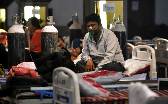 8일(현지 시간) 인도 뉴델리 격리 병동에서 코로나19 환자가 치료를 받고 있다. /신화연합뉴스