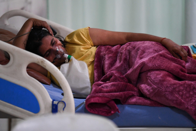 지난 5일(현지 시간) 인도 북부 모라다바드의 TMU 대학병원 중환자실에서 한 코로나19 환자가 산소 호흡기에 의지해 호흡하고 있다. /AFP연합뉴스