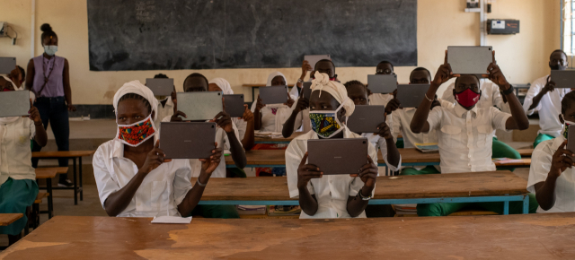 케냐 카쿠마 난민촌 그린라이트 중등학교 학생들이 갤럭시탭을 들어보이고 있다./사진제공=유엔난민기구