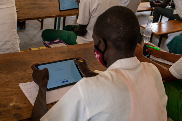 케냐 카쿠마 난민촌 그린라이트 중등학교 학생이 갤럭시탭을 수업 시간에 사용하고 있다./사진제공=유엔난민기구