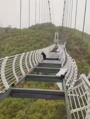 [영상]시속 144km 강풍에 부서진 中 유리 다리…관광객 극적 구조