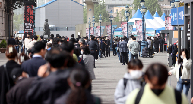 지난 7일 오후 서울역 코로나19 임시선별검사소를 찾은 시민들이 검사를 위해 줄을 서 있다./연합뉴스