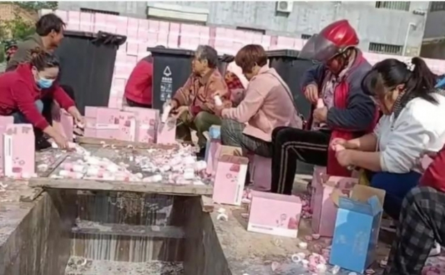중국에서 한 아이돌 육성 프로그램 팬들이 노인과 마을 주민들을 동원해 우유병 뚜껑에 부착된 아이돌 투표 QR코드만 챙기고 우유를 버리고 있는 모습./출처=텅쉰