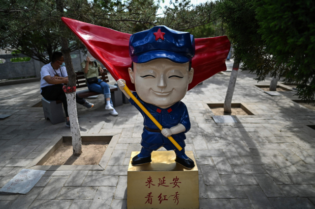 중국 산시성 옌안의 한 공원에 전시된 홍군 이미지 동상. /AFP연합뉴스