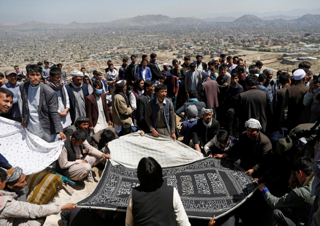 이번엔 버스공격…아프가니스탄 잇따르는 폭탄테러에 ‘신음’