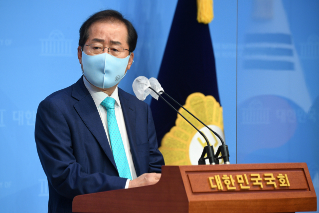 홍준표 무소속 의원이 10일 서울 여의도 국회 소통관에서 국민의힘에 복당을 신청하겠다고 밝히고 있다./권욱 기자