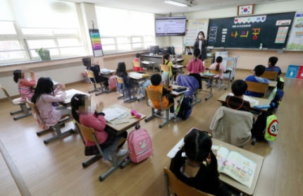 인천의 한 초등학교 학생들이 수업을 받고 있다./인천=연합뉴스