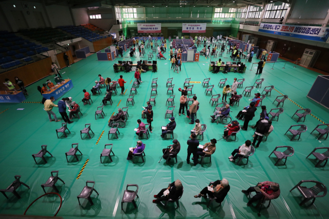 당국 '뇌척수염 40대 간호조무사, 백신 인과성 근거 불충분'