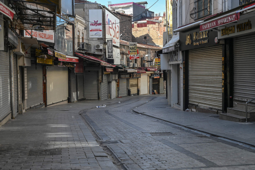 터키가 코로나19 확산 방지를 위한 전면적 봉쇄에 들어갔다. 이스탄불의 한 거리가 텅 빈 채 상점들의 문이 모두 닫혀 있다. /연합뉴스