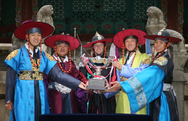 2013년 한국 오픈에 참가하며 서울 중구 환구단 앞에서 '철릭' 복장으로 기념 촬영 하는 로리 매킬로이(가운데). /연합뉴스