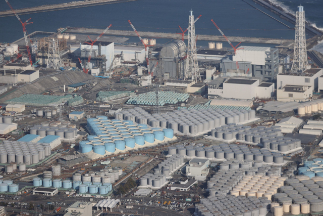 지난 2월 14일 촬영한 도쿄전력의 후쿠시마 제1 원전(위)과 오염수 탱크(아래)의 모습. /AFP연합뉴스