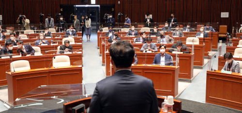 더불어민주당 재선의원들이 11일 오전 국회 예결위 회의장에서 열린 송영길 대표와의 간담회에서 송 대표의 인사말을 듣고 있다. /연합뉴스