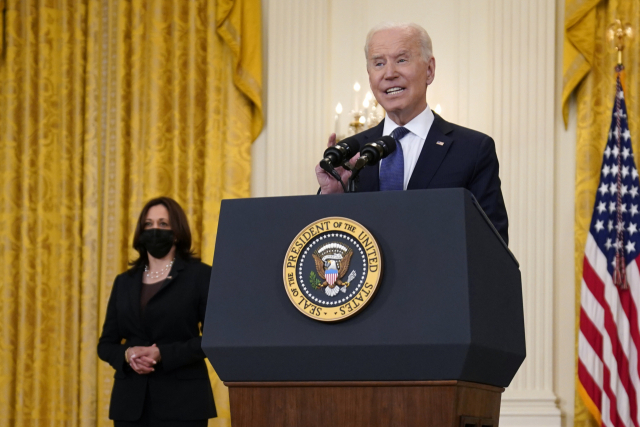 조 바이든 미국 대통령이 10일(현지시간) 백악관 이스트룸에서 카멀라 해리스 부통령이 지켜보는 가운데 경제 관련 연설을 하고 있다. /AP연합뉴스