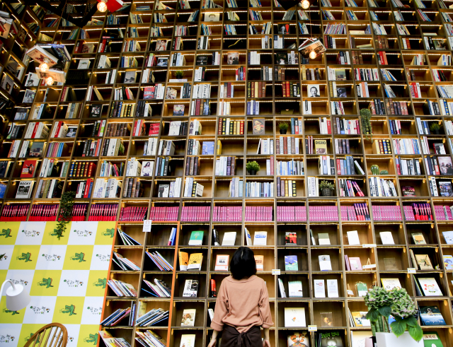 이루라책방 책꽂이는 1,000권이 넘는 책들로 채워져 있다. 높이 꽂혀 있는 책을 보려면 주인에게 얘기해야 꺼내 볼 수 있다.