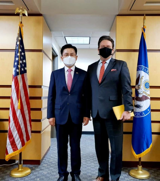 황교안(오른쪽) 전 미래통합당 대표와 마크 내퍼 미 국무부 동아시아태평양 담당 부차관보./사진=황교안 페이스북