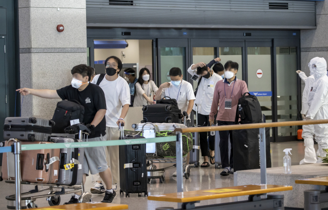 신종 코로나바이러스 감염증(코로나19) 확산세가 심각한 인도에 머물던 한국 기업 관계자 164명이 9일 오전 아시아나항공의 특별운항편으로 귀국하고 있다./연합뉴스