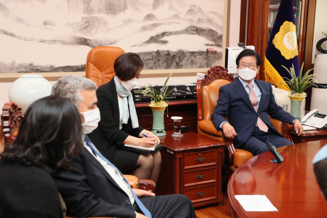 박병석 국회의장이 11일 아미르 페렛츠 이스라엘 경제산업부 장관을 만나 담소를 나누고 있다. / 국회의장실