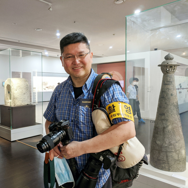 강형원 포토저널리스트가 부여국립박물관에서 백제 금동대향로를 촬영하기 위해 준비하고 있다.