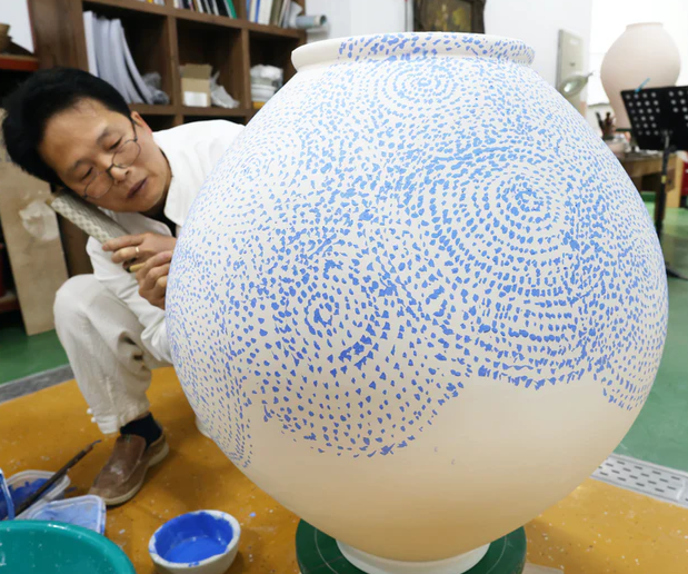 대한민국 명장이자 무형문화재인 이학천 도예가가 ‘우주’라는 이름의 백자 항아리를 완성하고 있다.