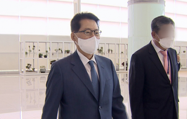 박지원 국가정보원장이 11일 한미일 정보기관장 회의에 참석하기 위해 인천공항을 통해 일본으로 출국하고 있다./연합뉴스