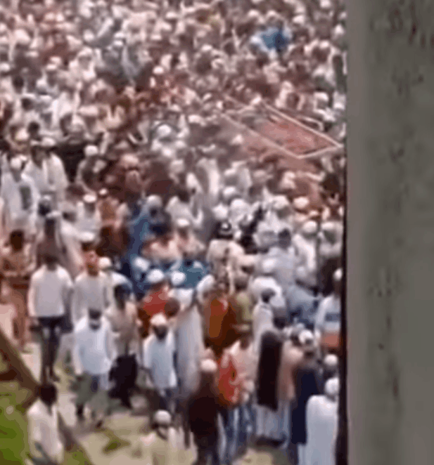 지난9일(현지시간) 인도 북부 우타르프라데시주에서 수만 명의 무슬림들이 한 이슬람 성직자의 장례식에 몰든 모습./출처=MOJO STORY 유튜브
