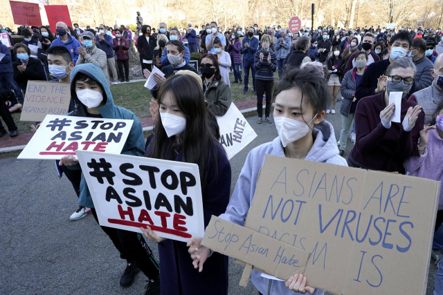 '아시아계 증오 멈춰라' 시위하는 미 매사추세츠 주민들./AP연합뉴스