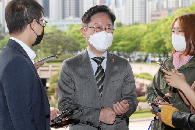 박범계 법무부 장관이 12일 오전 경기도 과천 법무부 청사에 출근하며 취재진의 질문에 답변하고 있다./사진=연합뉴스