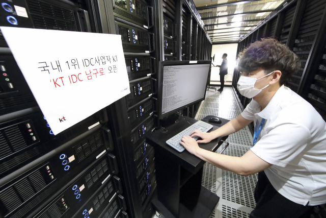 KT IDC 남구로에서 KT IDC 관리 인력들이 서버 상태를 점검하고 있다./사진 제공=KT