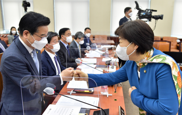 서영교 국회 행안위원장(오른쪽)과 김창룡 경찰청장이 12일 서울 여의도 국회에서 열린 행정안전위원회 전체회의에서 인사하고 있다./권욱기자