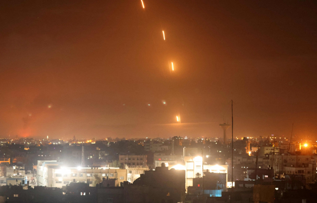 팔레스타인 가자지구 무장 정파 하마스가 이스라엘 남부 지역에 로켓포를 산발적으로 쏘고 있는 모습./AFP연합뉴스