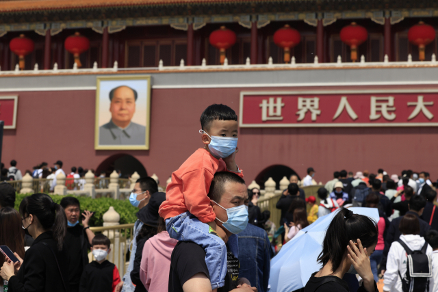 지난 3일 중국 베이징의 톈안먼광장에 노동절 연휴를 보내는 중국인들로 인산인해다. 중국의 인구감소로 이런 모습도 사라질 가능성이 있다. /AP연합뉴스