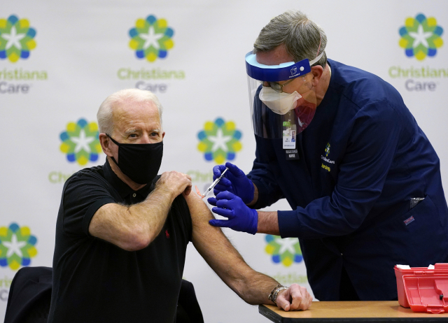 조 바이든 미국 대통령이 지난 1월 11일(현지시간) 델라웨어주의 한 병원에서 미 제약회사 화이자의 신종 코로나바이러스 감염증(코로나19) 백신 2차 접종을 받고 있다./연합뉴스