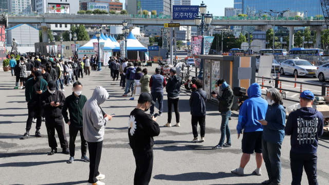 지난 9일 서울역광장에 마련된 임시선별검사소를 찾은 시민들이 검사를 받기 위해 줄을 서고 있다. /오승현 기자