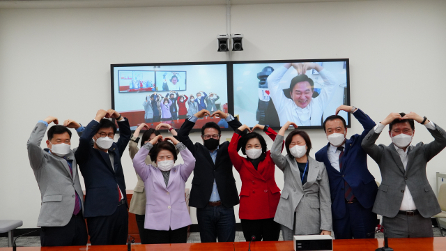 12일 국회에서 열린 국민의힘 초선 의원 모임 ‘명불허전 보수다’에 강연자로 나온 원희룡 제주도시자와 모임 의원들이 두 손으로 하트를 만들어보이고 있다./사진 제공=허은아 국민의힘 의원실