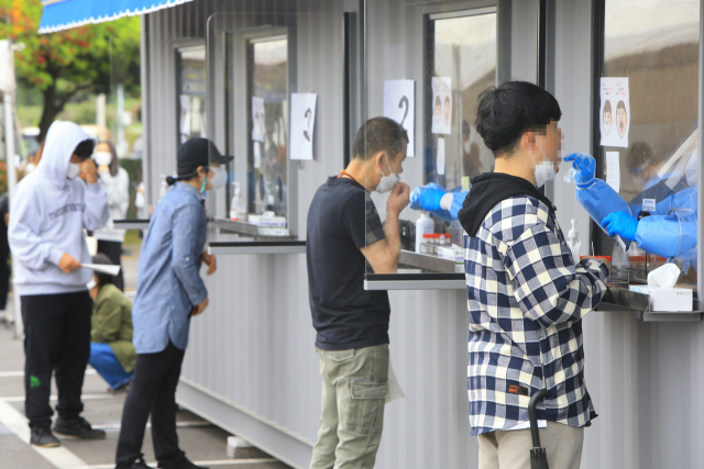 보거소 선별진료소에서 시민들이 코로나19 검사를 받고 있다./연합뉴스