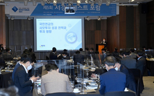 12일 서울 신라호텔에서 열린 서경인베스트포럼에 참석한 투자은행(IB) 업계 관계자들이 주제발표를 듣고 있다./이호재기자