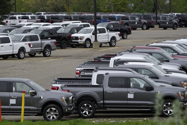 포드의 픽업 트럭 신차들이 지난 4일(현지시간) 미국 미시간주 디어본의 한 주차장에 세워져 있다. /AP Photo/Paul Sancya)