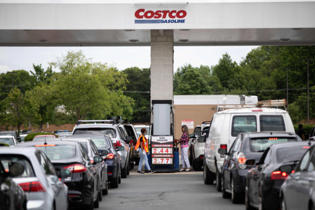 지난 11일(현지시간) 미국 노스캐롤라이나 샬럿의 창고형 할인마트 코스트코 매장 주유소에서 기름을 넣으려는 차량이 줄지어 서 있다./AFP연합뉴스