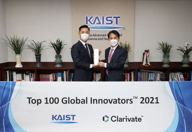 안성식(사진 왼쪽) 클래리베이트 코리아 대표가 이광형(〃오른쪽) 총장에게 글로벌 100대 혁신 기업 트로피를 전달했다. 사진제공=KAIST